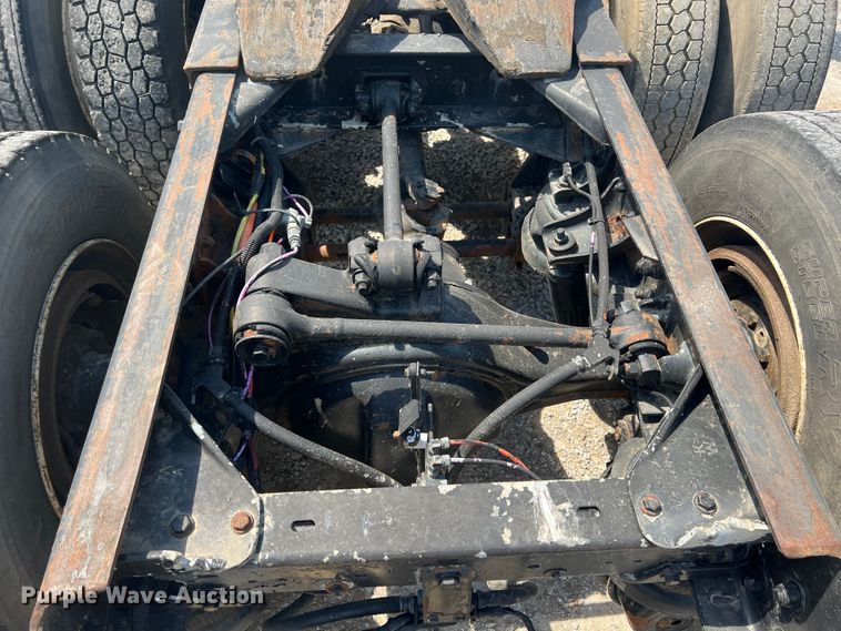 image for item IA9008 1987 Kenworth T600  semi truck