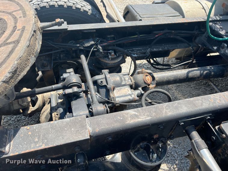 image for item IA9008 1987 Kenworth T600  semi truck