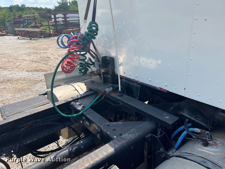 image for item IA9008 1987 Kenworth T600  semi truck