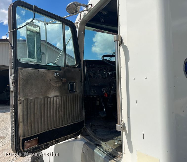 image for item IA9008 1987 Kenworth T600  semi truck