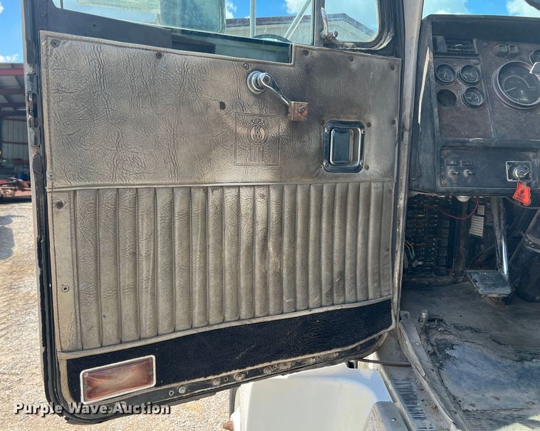 image for item IA9008 1987 Kenworth T600  semi truck