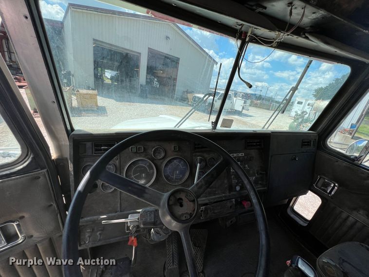 image for item IA9008 1987 Kenworth T600  semi truck