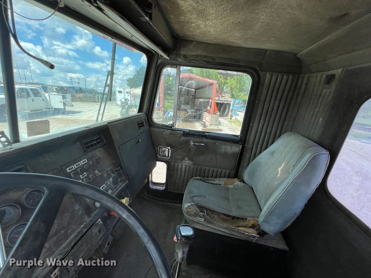 image for item IA9008 1987 Kenworth T600  semi truck