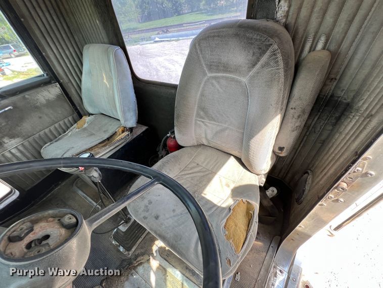 image for item IA9008 1987 Kenworth T600  semi truck