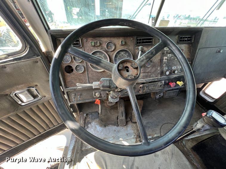 image for item IA9008 1987 Kenworth T600  semi truck