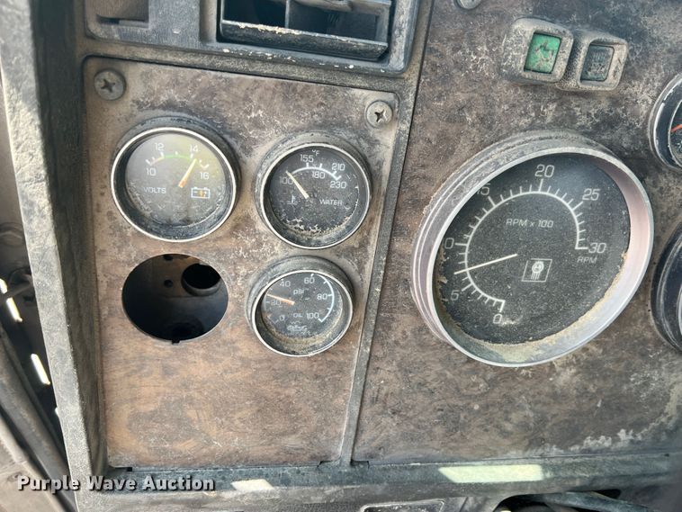 image for item IA9008 1987 Kenworth T600  semi truck