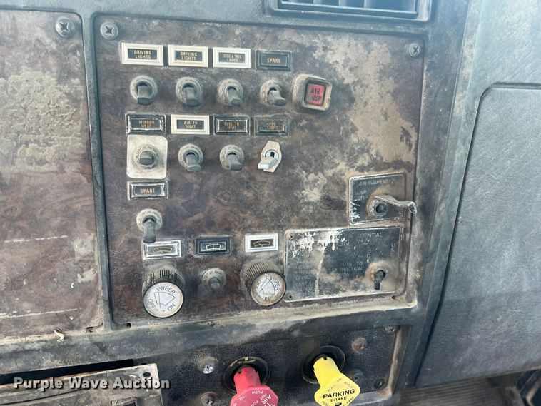 image for item IA9008 1987 Kenworth T600  semi truck