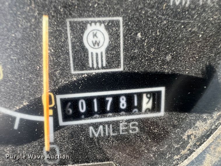 image for item IA9008 1987 Kenworth T600  semi truck