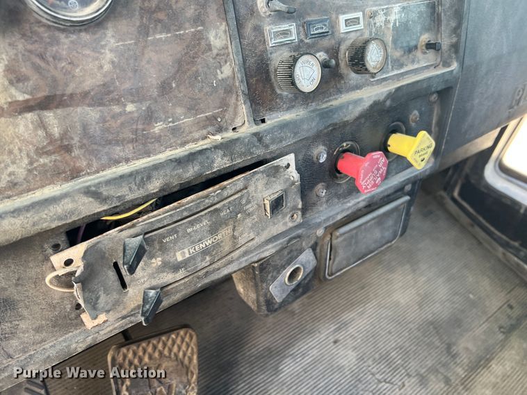 image for item IA9008 1987 Kenworth T600  semi truck