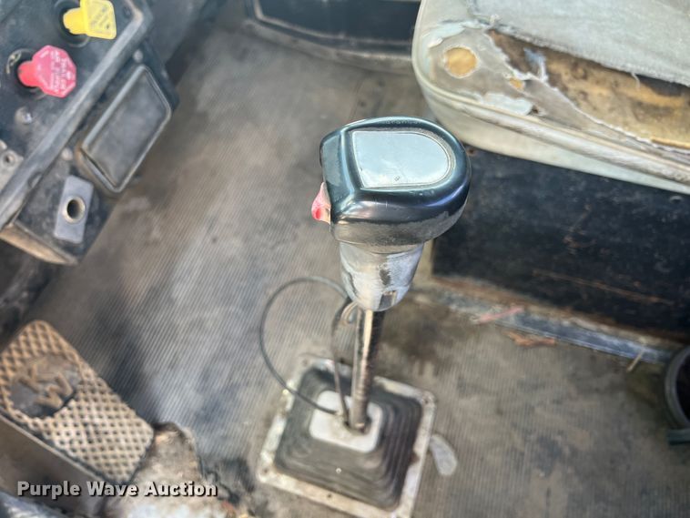 image for item IA9008 1987 Kenworth T600  semi truck