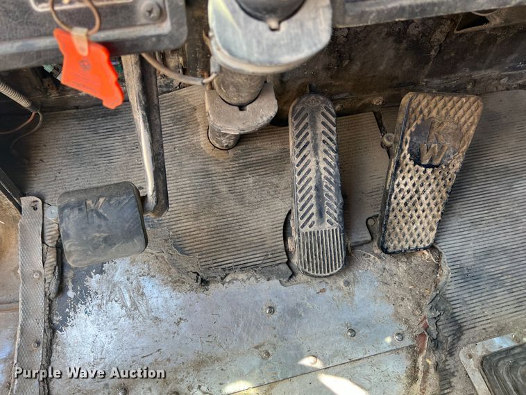 image for item IA9008 1987 Kenworth T600  semi truck