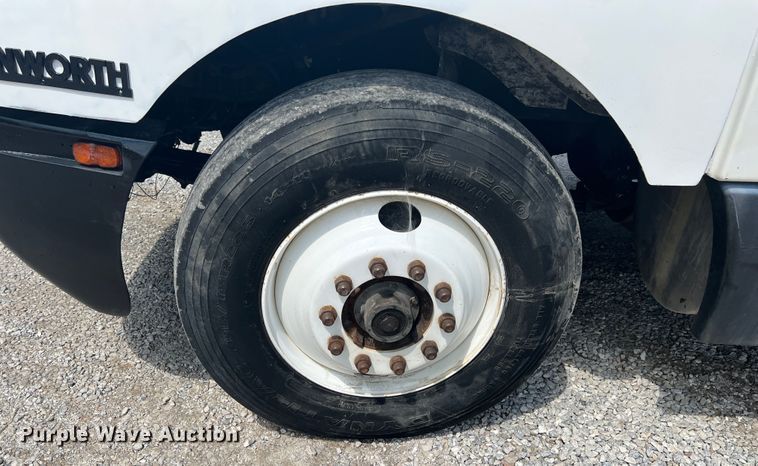 image for item IA9008 1987 Kenworth T600  semi truck