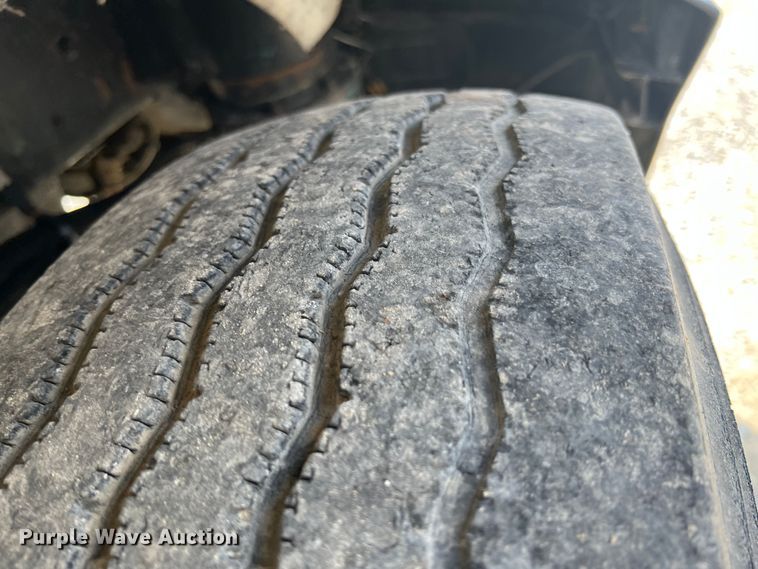 image for item IA9008 1987 Kenworth T600  semi truck