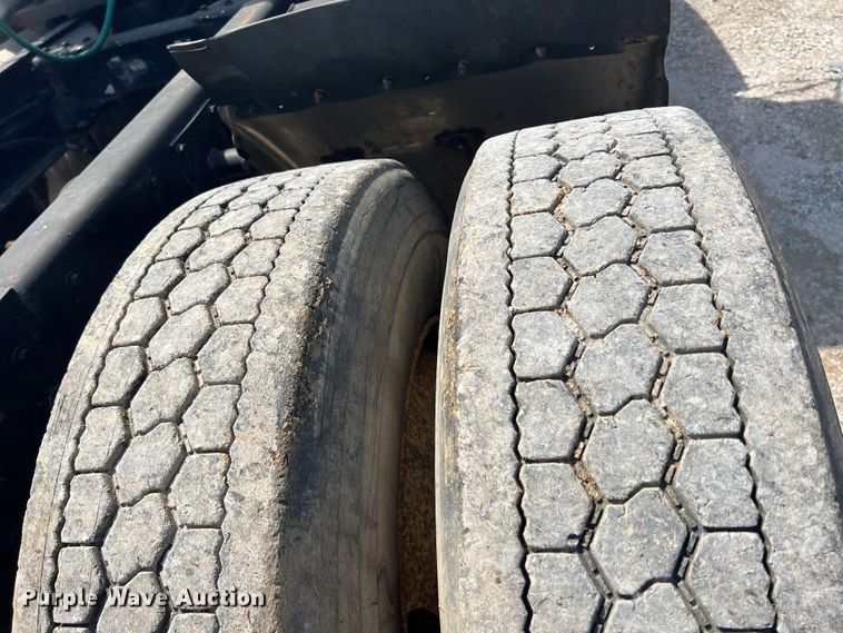 image for item IA9008 1987 Kenworth T600  semi truck