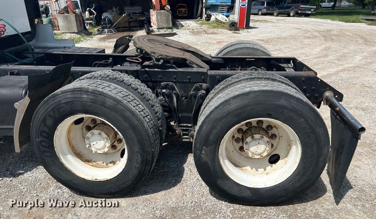 image for item IA9008 1987 Kenworth T600  semi truck