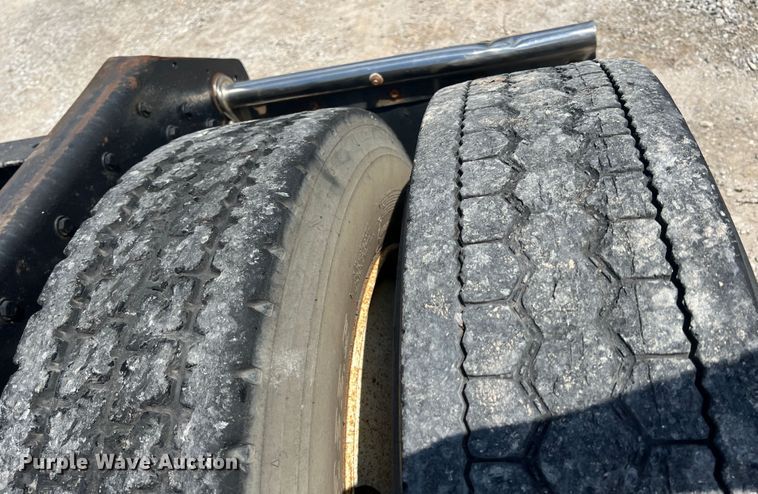 image for item IA9008 1987 Kenworth T600  semi truck