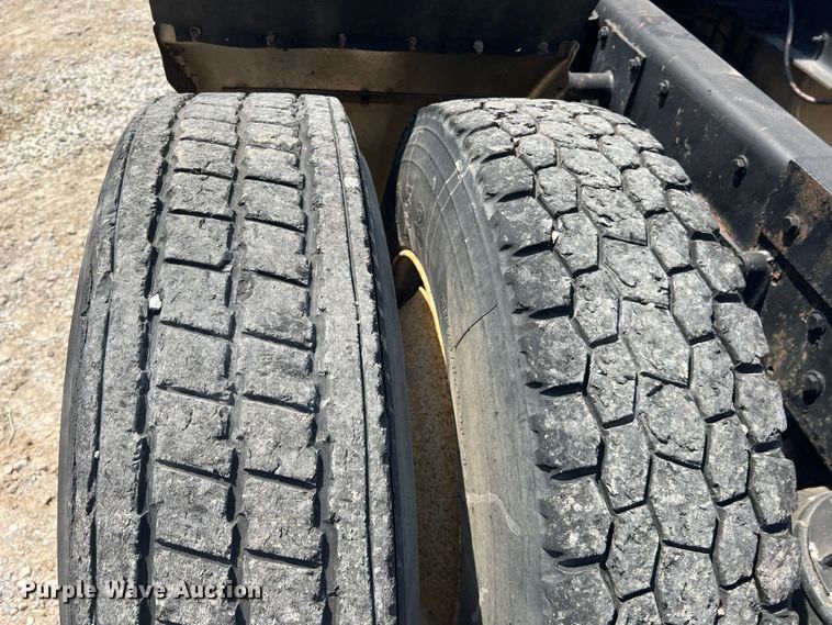 image for item IA9008 1987 Kenworth T600  semi truck