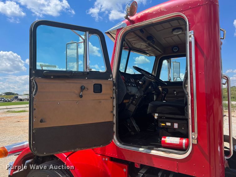 image for item IA9027 1995 Peterbilt 378  semi truck