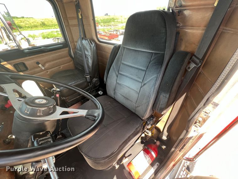 image for item IA9027 1995 Peterbilt 378  semi truck