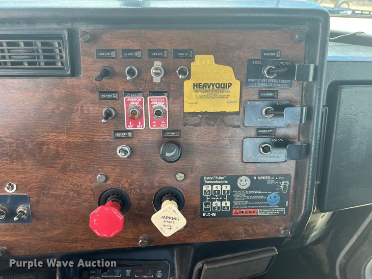 image for item IA9027 1995 Peterbilt 378  semi truck