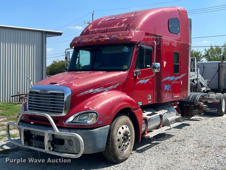 image for item IA9072 2005 Freightliner Columbia  semi truck