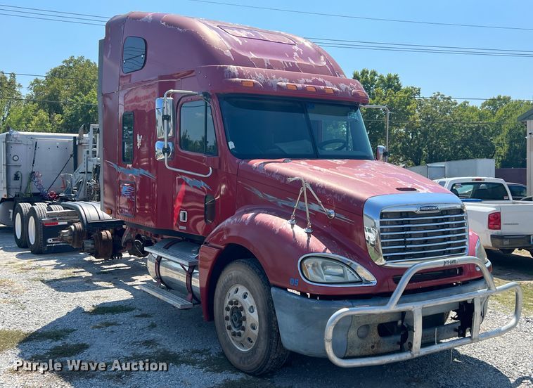 image for item IA9072 2005 Freightliner Columbia  semi truck