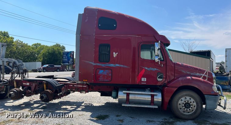 image for item IA9072 2005 Freightliner Columbia  semi truck