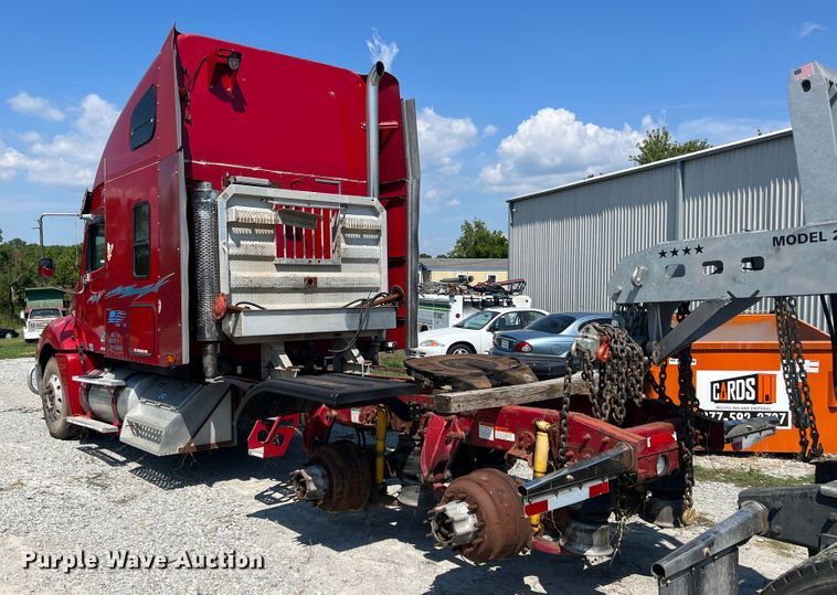 image for item IA9072 2005 Freightliner Columbia  semi truck