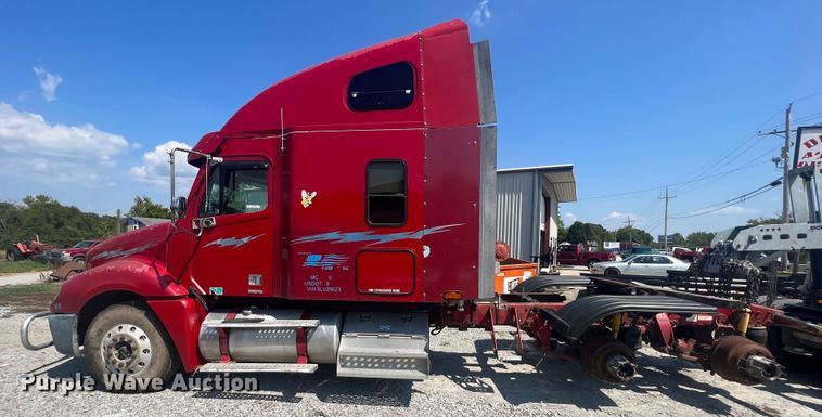 image for item IA9072 2005 Freightliner Columbia  semi truck