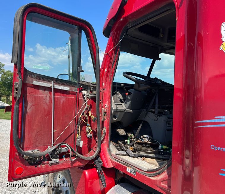 image for item IA9072 2005 Freightliner Columbia  semi truck