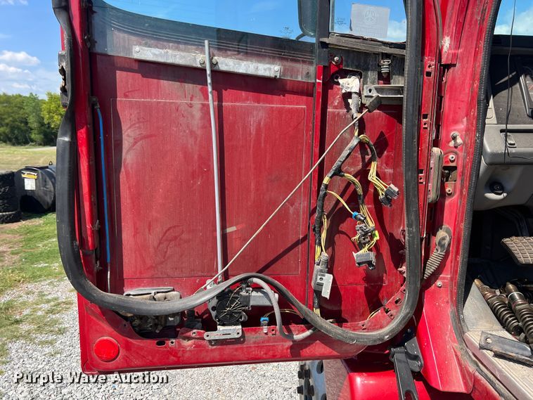 image for item IA9072 2005 Freightliner Columbia  semi truck