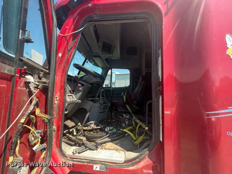 image for item IA9072 2005 Freightliner Columbia  semi truck