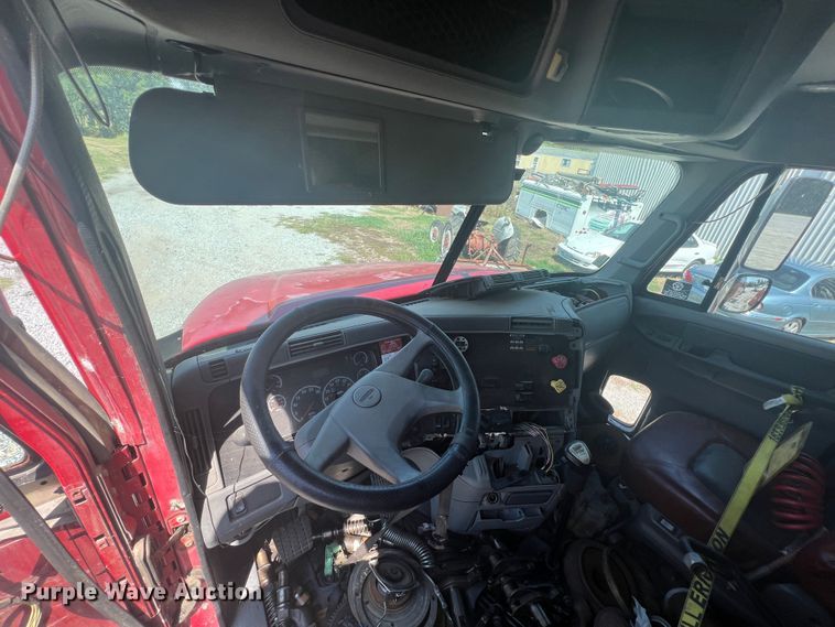 image for item IA9072 2005 Freightliner Columbia  semi truck