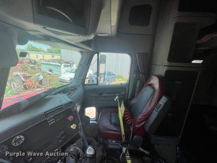 image for item IA9072 2005 Freightliner Columbia  semi truck