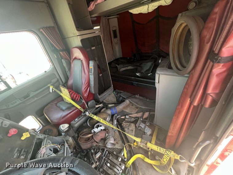 image for item IA9072 2005 Freightliner Columbia  semi truck