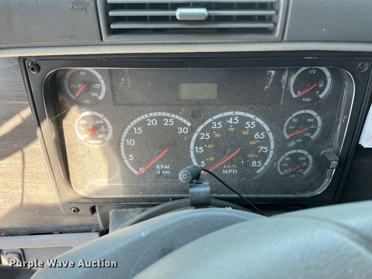 image for item IA9072 2005 Freightliner Columbia  semi truck