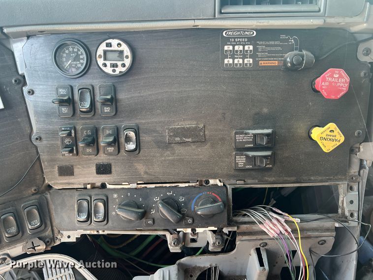 image for item IA9072 2005 Freightliner Columbia  semi truck