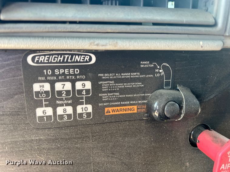 image for item IA9072 2005 Freightliner Columbia  semi truck