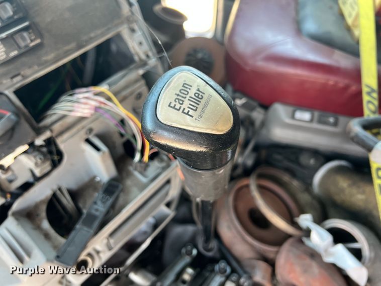 image for item IA9072 2005 Freightliner Columbia  semi truck