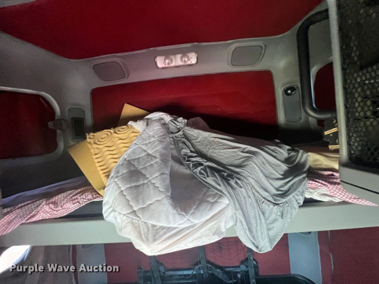 image for item IA9072 2005 Freightliner Columbia  semi truck