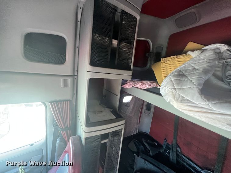 image for item IA9072 2005 Freightliner Columbia  semi truck