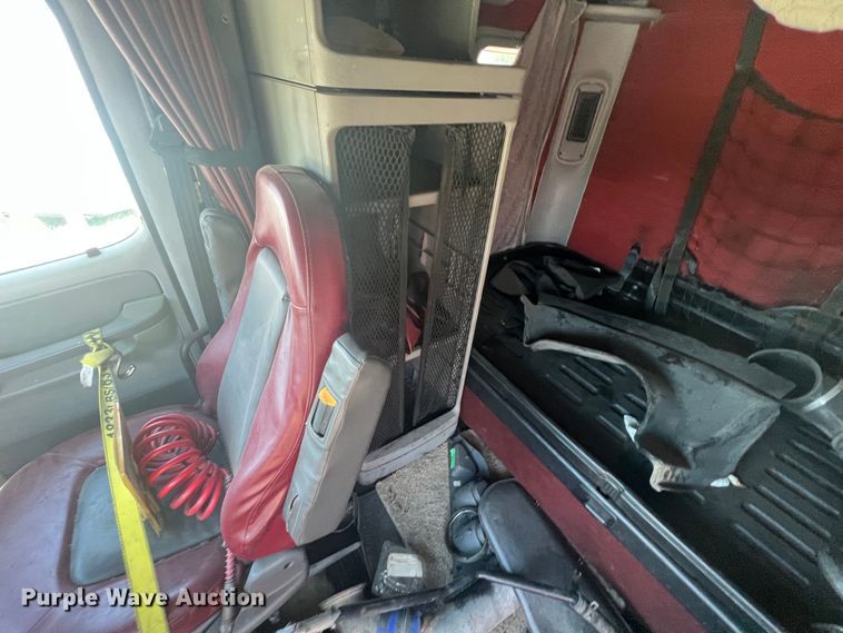 image for item IA9072 2005 Freightliner Columbia  semi truck