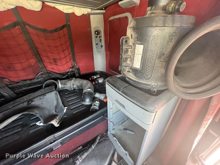 image for item IA9072 2005 Freightliner Columbia  semi truck