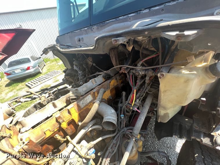 image for item IA9072 2005 Freightliner Columbia  semi truck