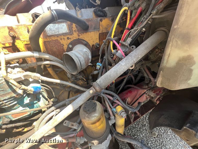 image for item IA9072 2005 Freightliner Columbia  semi truck