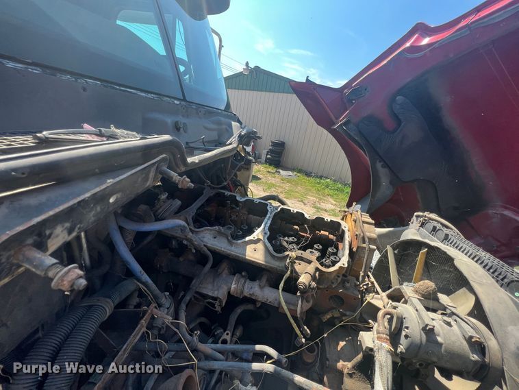 image for item IA9072 2005 Freightliner Columbia  semi truck