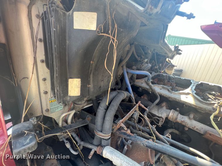 image for item IA9072 2005 Freightliner Columbia  semi truck