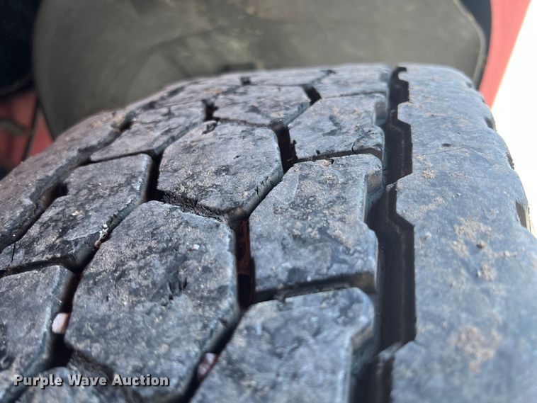 image for item IA9072 2005 Freightliner Columbia  semi truck