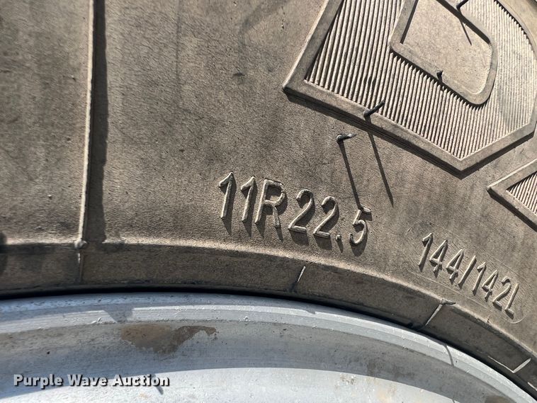 image for item IA9072 2005 Freightliner Columbia  semi truck