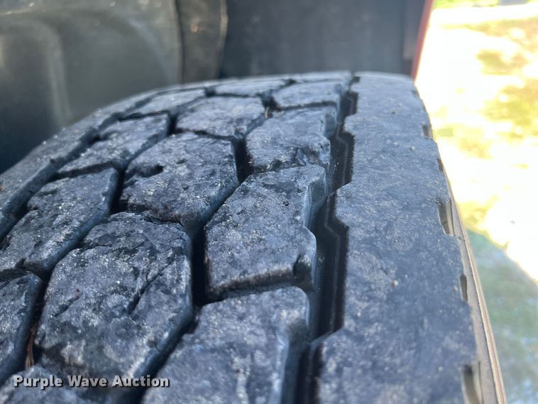 image for item IA9072 2005 Freightliner Columbia  semi truck